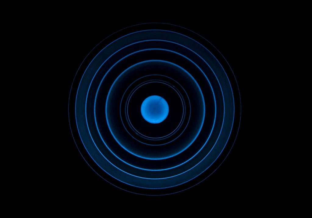 a black circle with a blue circle